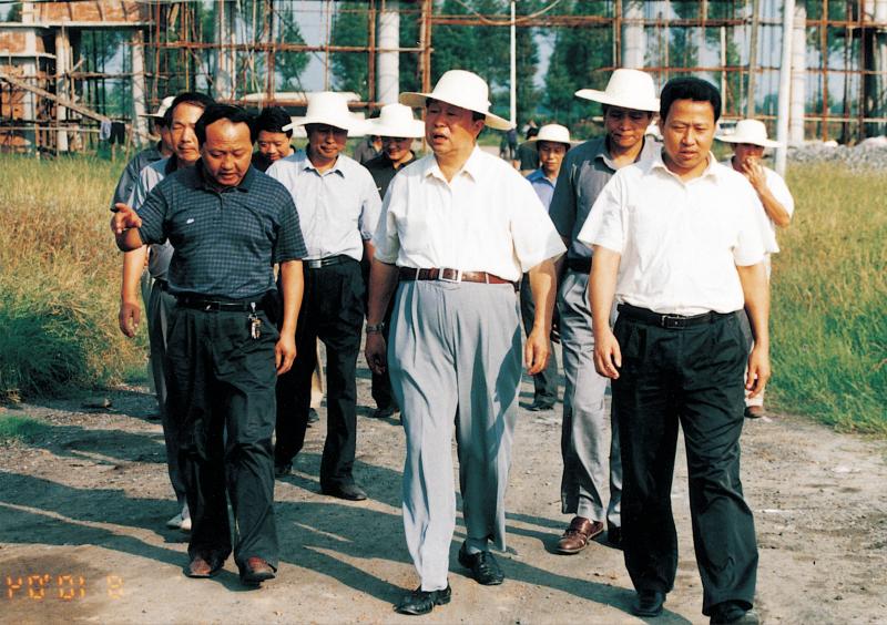 2004年8月10日，省政协主席王生铁在市委书记刘雪荣的陪同下视察聚丙烯工程建设
