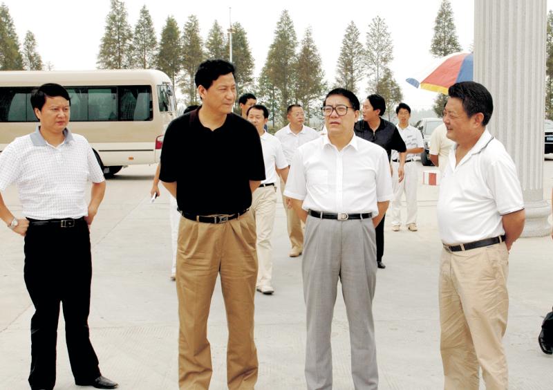  2006年9月1日，湖北省委常委、统战部部长苏晓云莅临我公司考察，张嗣义书记陪同